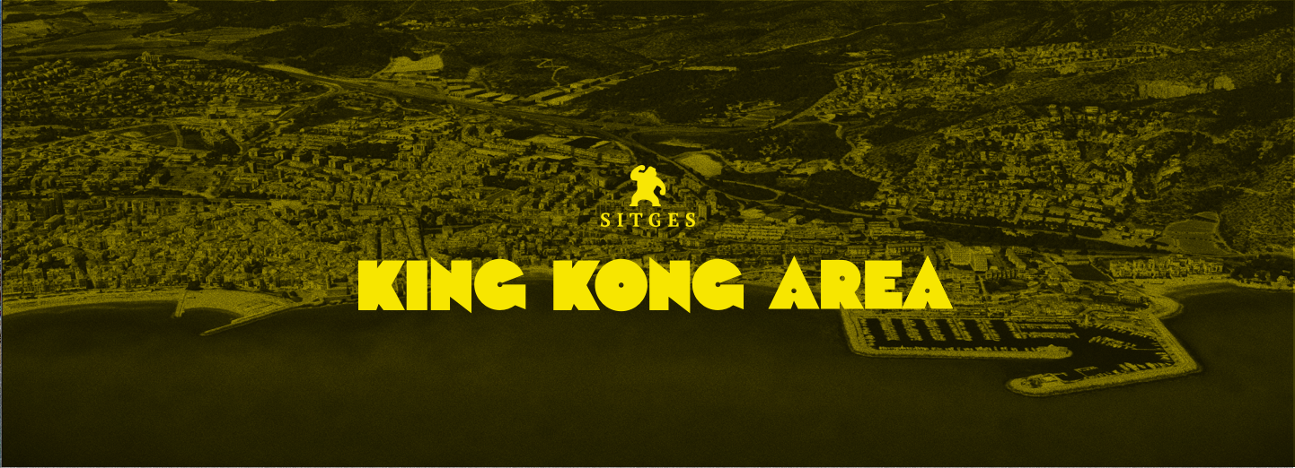 Vista panoràmica de Sitges des del mar amb el text King Kong Area sobreimprès