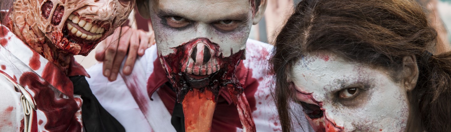 Imatge de tres zombies a la Zombie Walk del Festival de Sitges