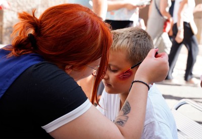 Imatge d'una sessió de maquillatge per a la Zombie Walk