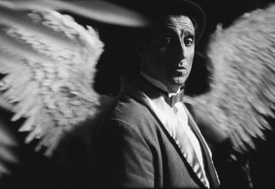 IL Y A BEAUCOUP DE LUMIERE ICI (THERE IS SO MUCH LIGHT HERE)