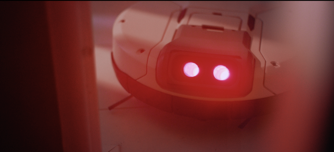 SUCKER, robot del hogar enamorado de su dueña, está enfadado