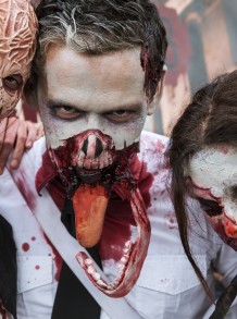 Imatge de tres zombies a la Zombie Walk del Festival de Sitges